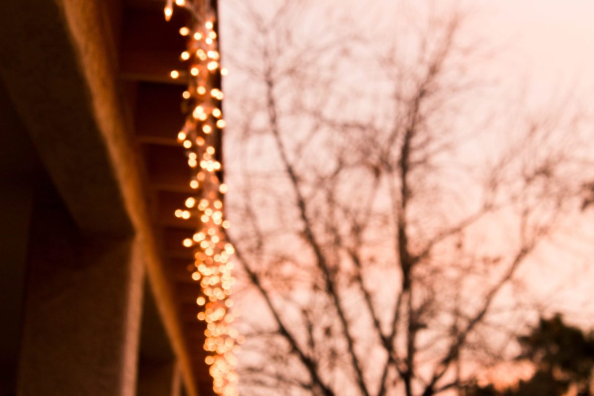 Proper Installation of Holiday Lighting to a Home Roof Linefeatured image